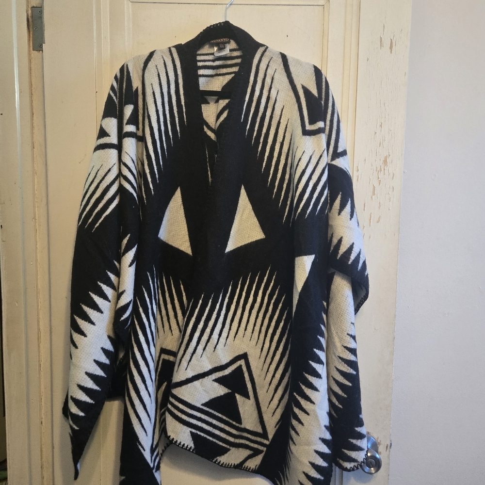 Shyanne Brand Black And White Geometric Print Sweater Shawl Wrap